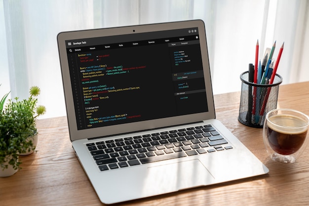 Softwareudviklingsprogrammering på computerskærm til moderne applikation