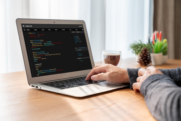 Softwareudviklingsprogrammering på computerskærm til moderne applikation