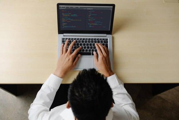 Softwareudviklingsprogrammering på computerskærm til moderne applikation