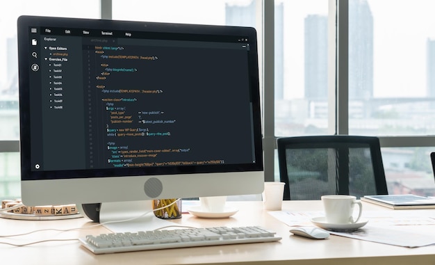 Softwareudviklingsprogrammering på computerskærm til moderne applikation