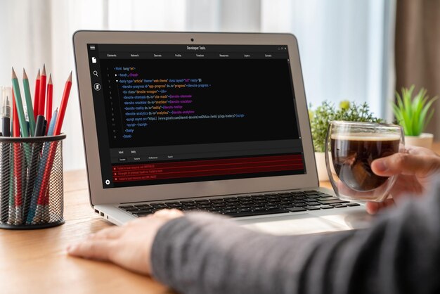 Softwareudviklingsprogrammering på computerskærm til moderne applikation