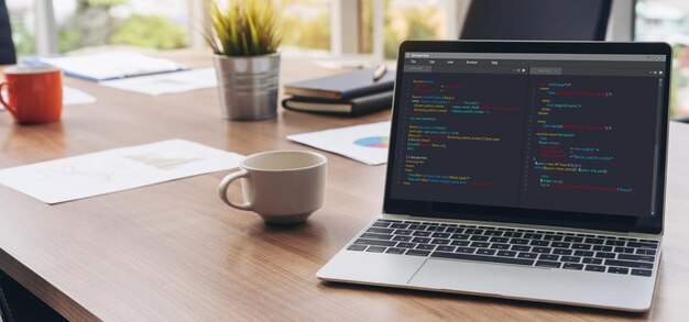 Softwareudviklingsprogrammering på computerskærm til moderne applikation