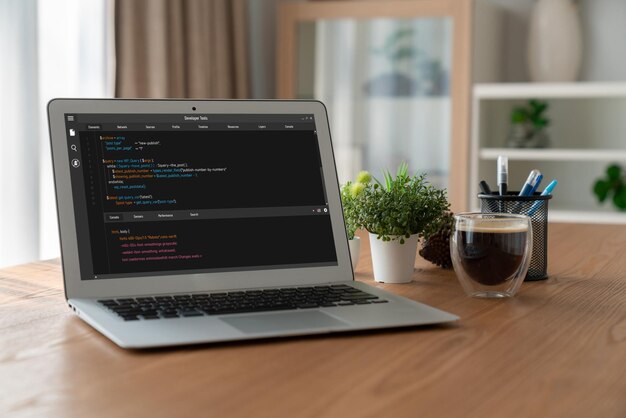 Softwareudviklingsprogrammering på computerskærm til moderne applikation