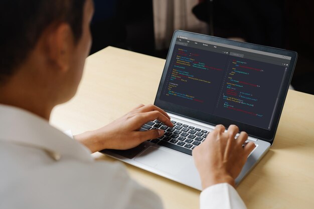 Softwareudviklingsprogrammering på computerskærm til moderne applikation