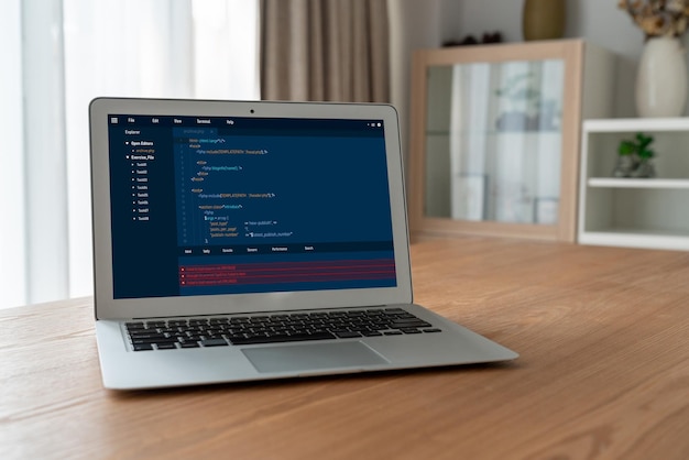 Softwareudviklingsprogrammering på computerskærm til moderne applikation