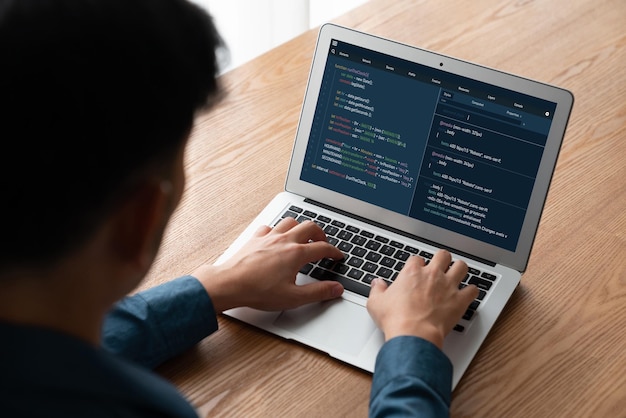 Softwareudviklingsprogrammering på computerskærm til moderne applikation