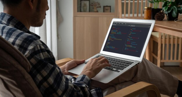 Softwareudviklingsprogrammering på computerskærm til moderne applikation