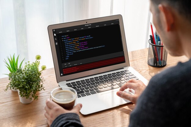Softwareudviklingsprogrammering på computerskærm til moderne applikation