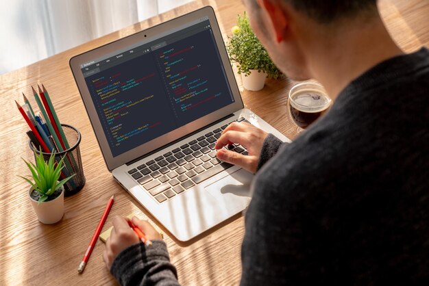 Softwareudviklingsprogrammering på computerskærm til moderne applikation