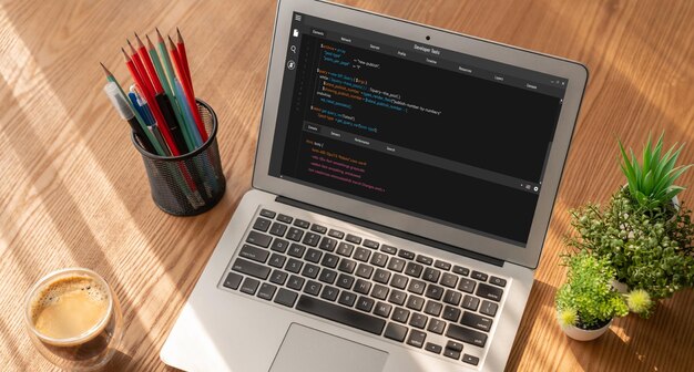 Softwareudviklingsprogrammering på computerskærm til moderne applikation