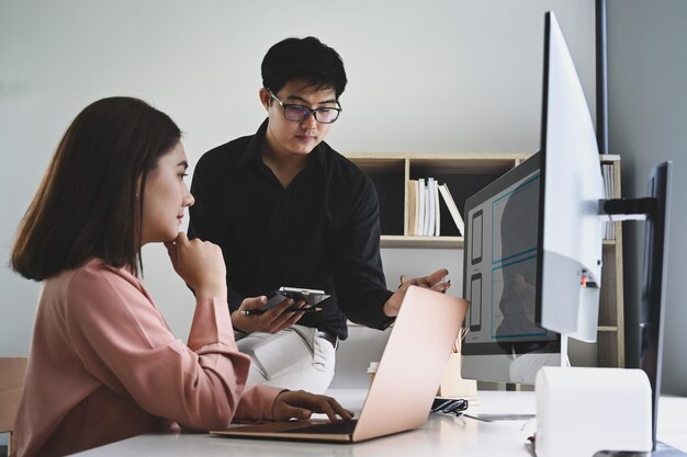 Start-up virksomhedsfolk, der arbejder sammen på et kreativt kontor