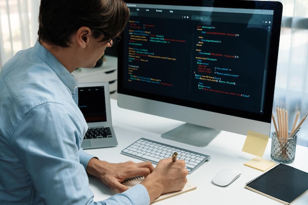 Stressende it-analyse af online softwareinformation, der skriver memoliste Pecuniary