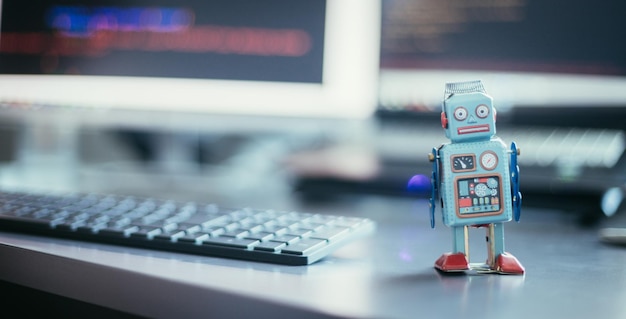 Symbol för en chatbot eller social bot och algoritmer programkod i bakgrunden