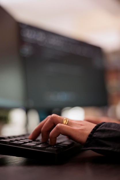 Systemingeniør, der skriver programmeringssprog på computer, bruger databasekode til at udvikle servergrænseflade. Freelance koder analyserer html-script, der arbejder i it-udviklingsagentur. Tæt på