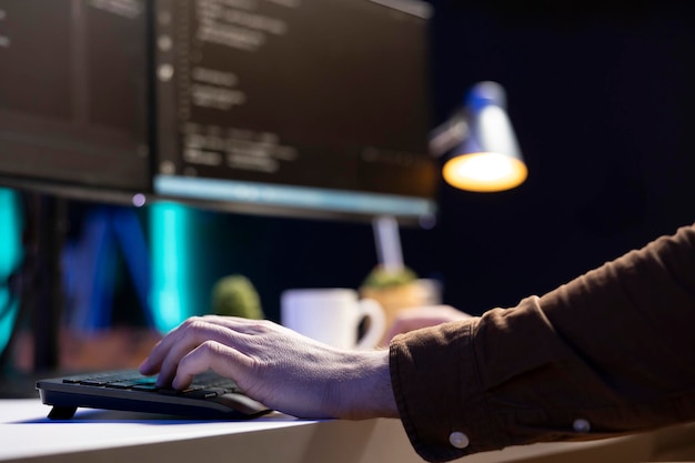 Tæt på en it-administrator, der taster på tastaturet og øger datasikkerheden