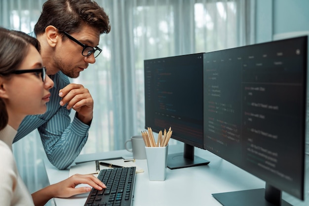 Teamutvecklare programmerar det senaste inom kreativ kodning för webbplatsen Postulate