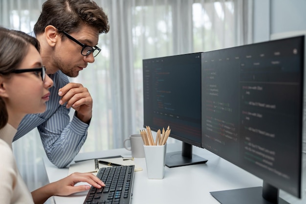 Teamutvecklare programmerar det senaste inom kreativ kodning för webbplatsen Postulate