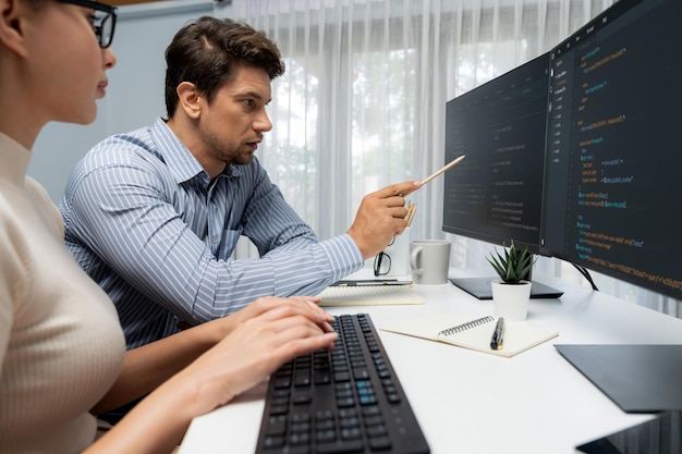 Teamutvecklare programmerar det senaste inom kreativ kodning för webbplatsen Postulate