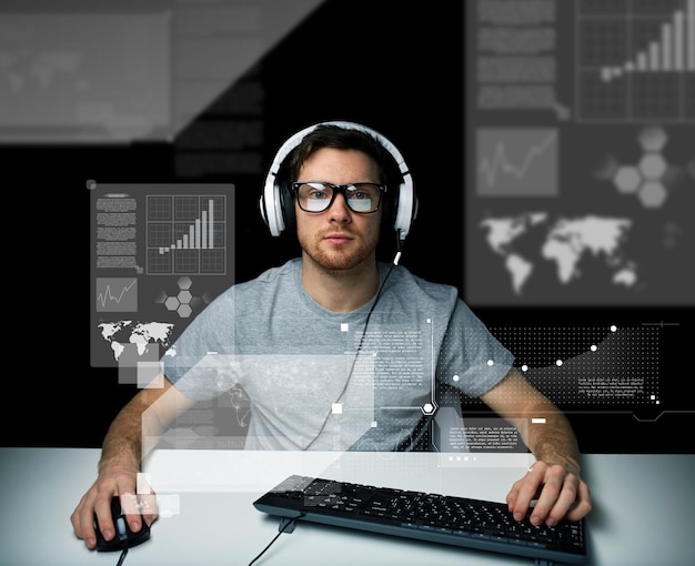 Teknik, cyberspace, virtuell verklighet och människokoncept - hackerman i headset och glasögon med tangentbord till PC-dator över virtuella skärmar