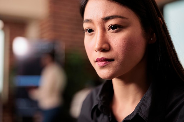 Teknisk ingeniør, der skriver programmeringskode på computer for at udvikle online cloud computing-information. Softwareudvikler, der skriver html-script og dataalgoritme, der arbejder i it-datakontoret