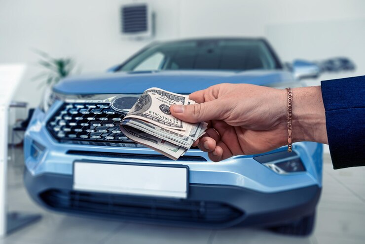 Foto the buyer keeps dollar money for purchse brand new cars at the dealer showroom buy rent car concept