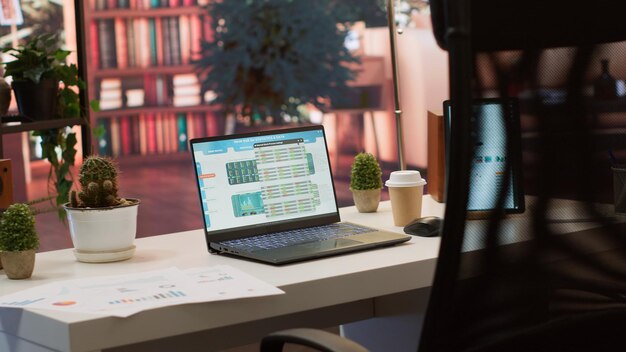Tomt hjemmekontor tilhørende en iværksætter med data sales analytics