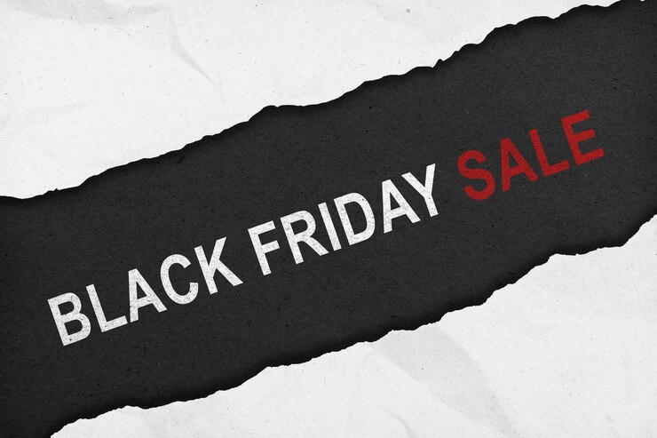 Bild top view of white rip paper and text of black friday on black background