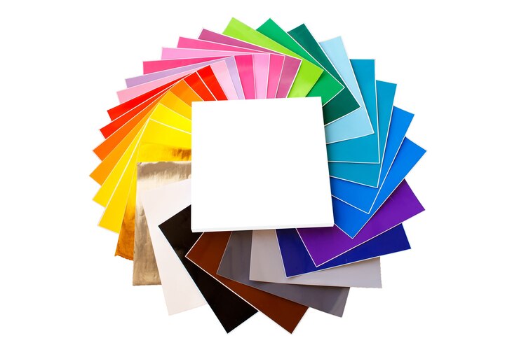 Foto twisted pile of colorful 12x12 sheets of adhesive paper with box isolated over the white background. mockup. assorted colors.