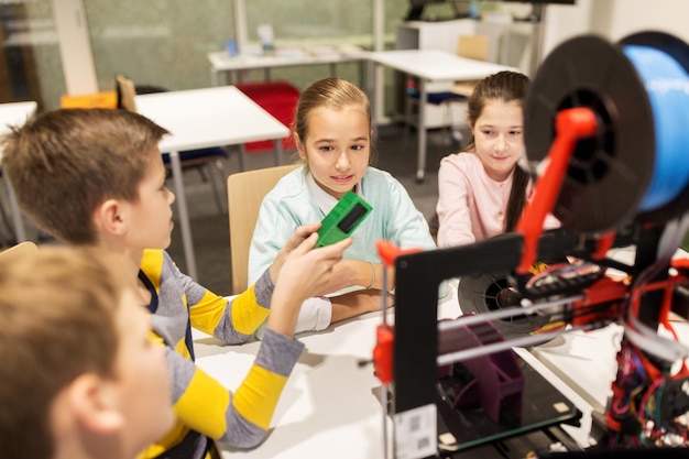 uddannelse, børn, teknologi, videnskab og folkekoncept - gruppe af glade børn med 3D-printer på robotikskoleundervisning