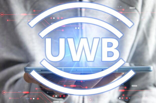 Ultrawideband (UWB) er en kortrækkende radiokommunikationsteknologi på båndbredder på 500MHz eller mere og ved meget høje frekvenser. Samlet set fungerer det på samme måde som Bluetooth og WiFi