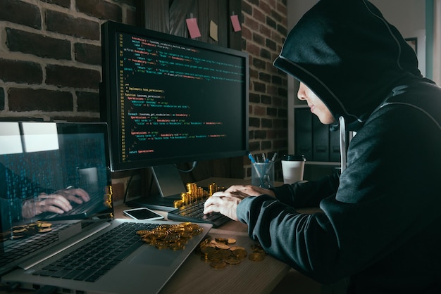 ung hackare som har många bitcoin genom att använda datavirus stjäla företagsinformation.