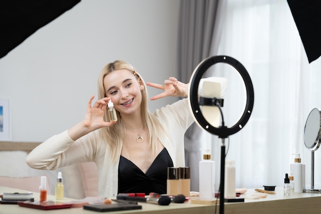 Ung kvinna gör en glad smink- och kosmetikvideoguide