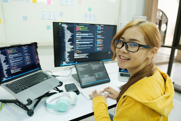Ung programmør eller IT-specialist tilfreds med sit arbejde