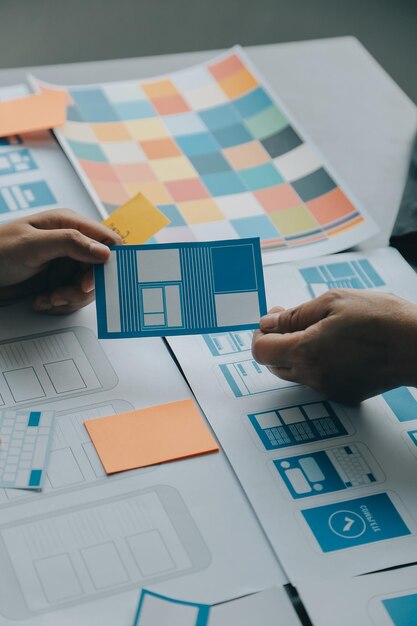 UX Grafisk designer kreativ sketch planering applikationsprocess utveckling prototyp wireframe för webbmobiltelefon Koncept för användarupplevelse