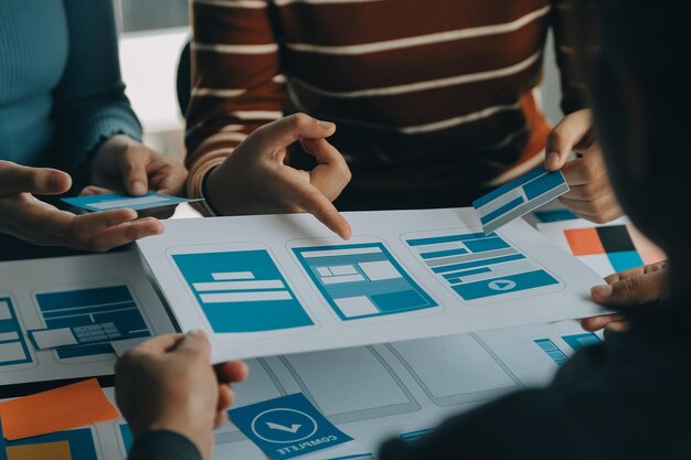 UX Grafisk designer kreativ skitse planlægning applikationsproces udvikling prototype wireframe til web mobiltelefon Brugeroplevelse koncept
