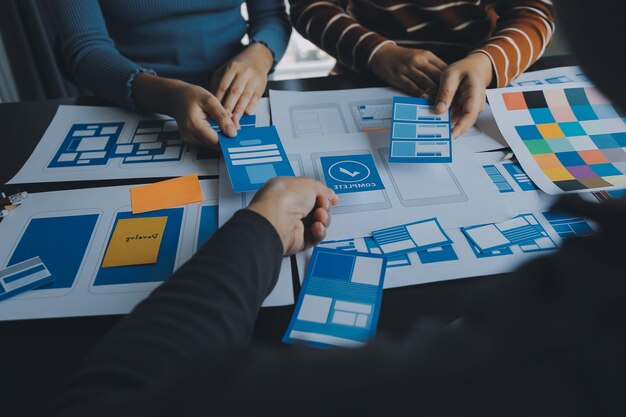 UX Grafisk designer kreativ skitse planlægning applikationsproces udvikling prototype wireframe til web mobiltelefon Brugeroplevelse koncept