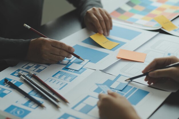 UX Grafisk designer kreativ skitseplanlægningsapplikationsproces udviklingsprototype wireframe til webmobiltelefon Brugeroplevelseskoncept