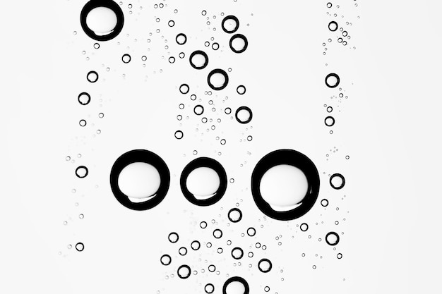 Vit isolerad bakgrund vattendroppar på glaset / vått fönsterglas med stänk och droppar av vatten och kalk, textur höstbakgrund