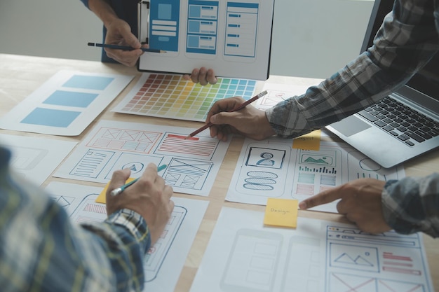 Webbplatsdesigner Kreativ planering applikationsutveckling utkast skiss teckning mall layout ramverk wireframe designstudio Användarupplevelsekoncept