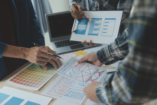 Webbplatsdesigner Kreativ planering applikationsutveckling utkast skiss teckning mall layout ramverk wireframe designstudio Användarupplevelsekoncept
