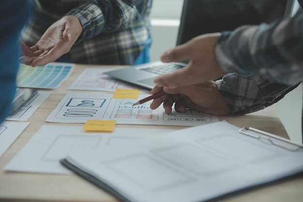 Webbplatsdesigner Kreativ planering applikationsutveckling utkast skiss teckning mall layout ramverk wireframe designstudio Användarupplevelsekoncept