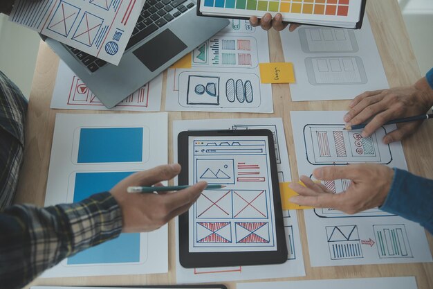 Websitedesigner Kreativ planlægning applikationsudvikling udkast skitse tegning skabelon layout framework wireframe designstudio Brugeroplevelse koncept