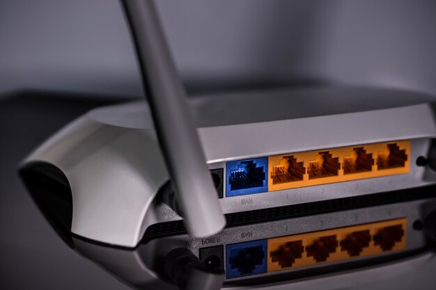 Wifi-router står på en spejlflade på en hvid baggrund