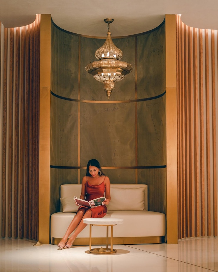 Fotoğraf a woman sits on a couch reading a book