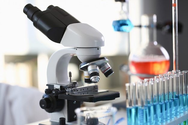 Arka planda laboratuvar bulunan mikroskop başlığı