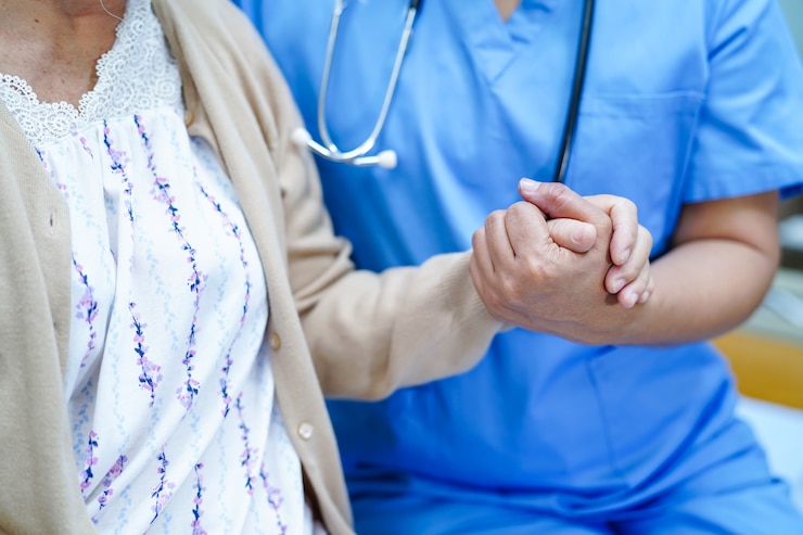 Fotoğraf asian nurse physiotherapist doctor care, help and support senior or elderly old lady woman