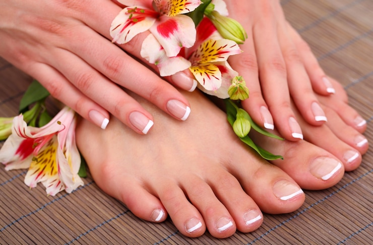 Fotoğraf beautiful woman legs and hands on bamboo mat