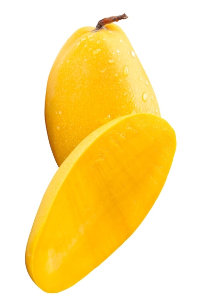 Beyaz arka planda izole edilmiş, yarısı kesilmiş ve su damlaları olan tek bir olgun sarı mango yığınının üstten görünümü