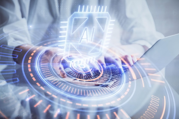 Bilgisayarda çalışan kadın ellerinin ve veri temalı hologram çiziminin çift yansıması – Teknoloji konsepti