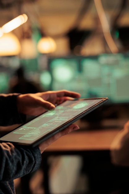 Bir kadın, güvenlik sunucusuna girmek için tabletinde kod ve şifreleme kullanarak sistem hack’lemek üzere bilgisayar ağını analiz ediyor. Kadın casus, veri tabanını hack’leyerek hassas bilgileri çalmaya çalışıyor
